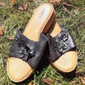 NWOT Woman's Born Handcrafted Open Toed Black Leather Floral Design Sandal sz11M